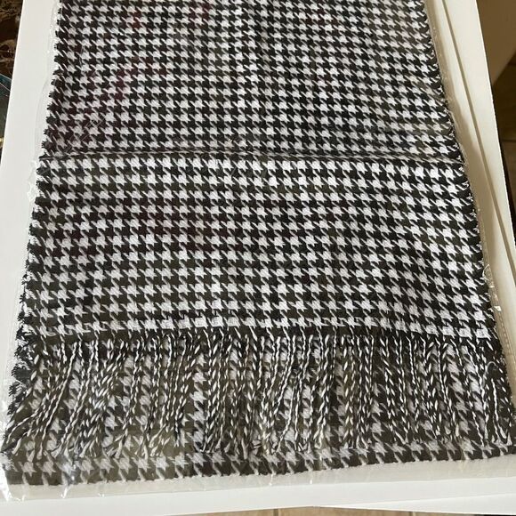 CLASSY HOUNDSTOOTH Scarf!  - Picture 6 of 7